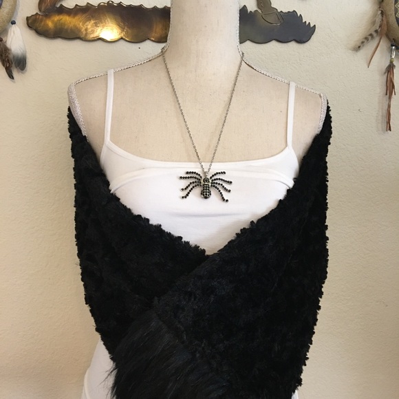 Rhinestone black widow pendant silver tone chain - Picture 4 of 7